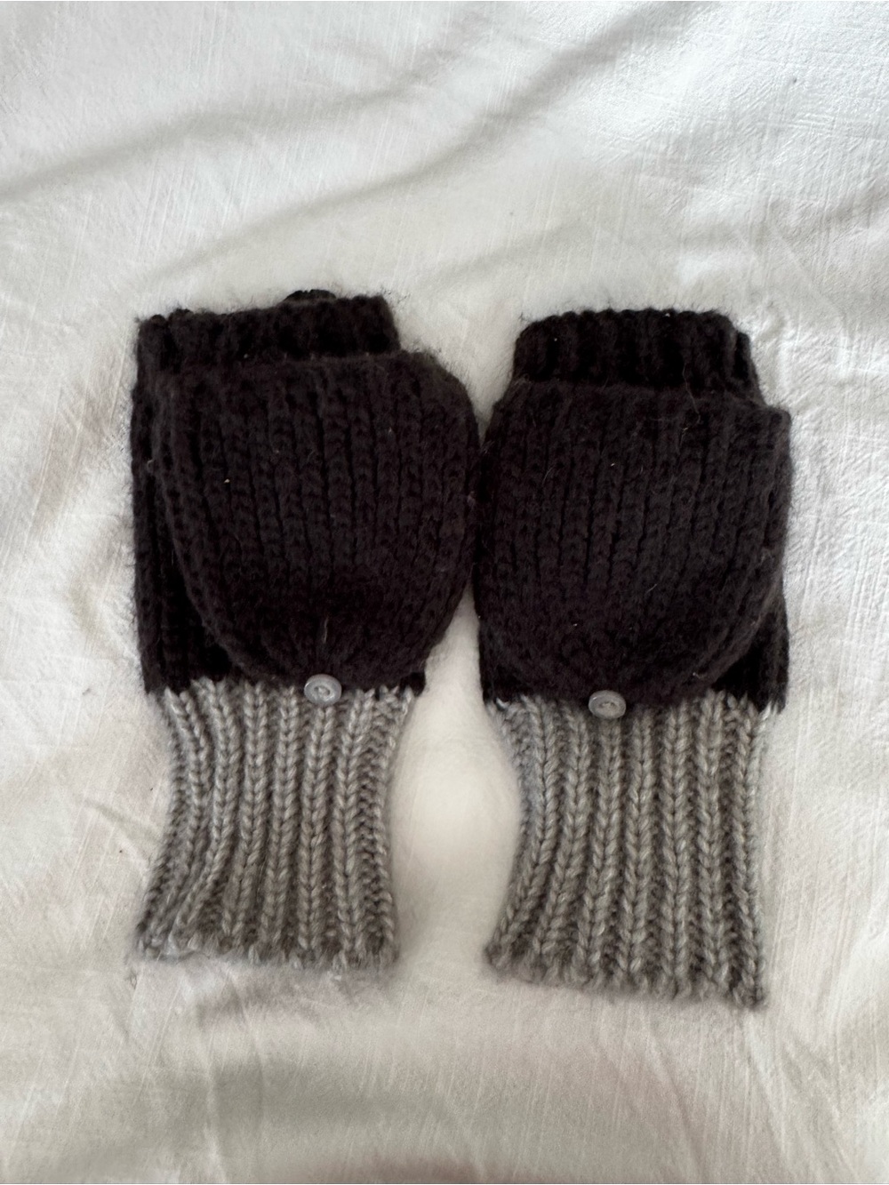 aerie Two-Tone Knit Convertible Mittens in Black and Gray